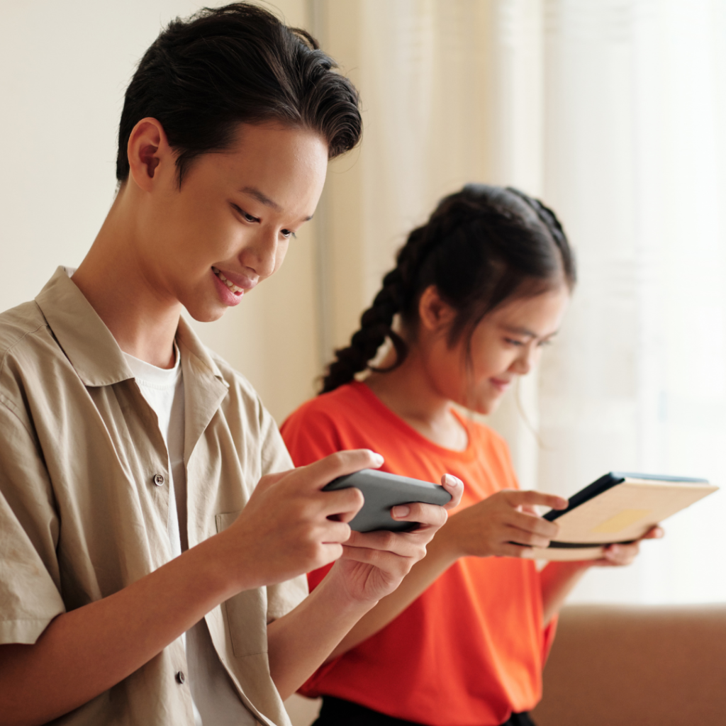 Sering Main Gadget? Waspadai Dampaknya pada Mata Anak